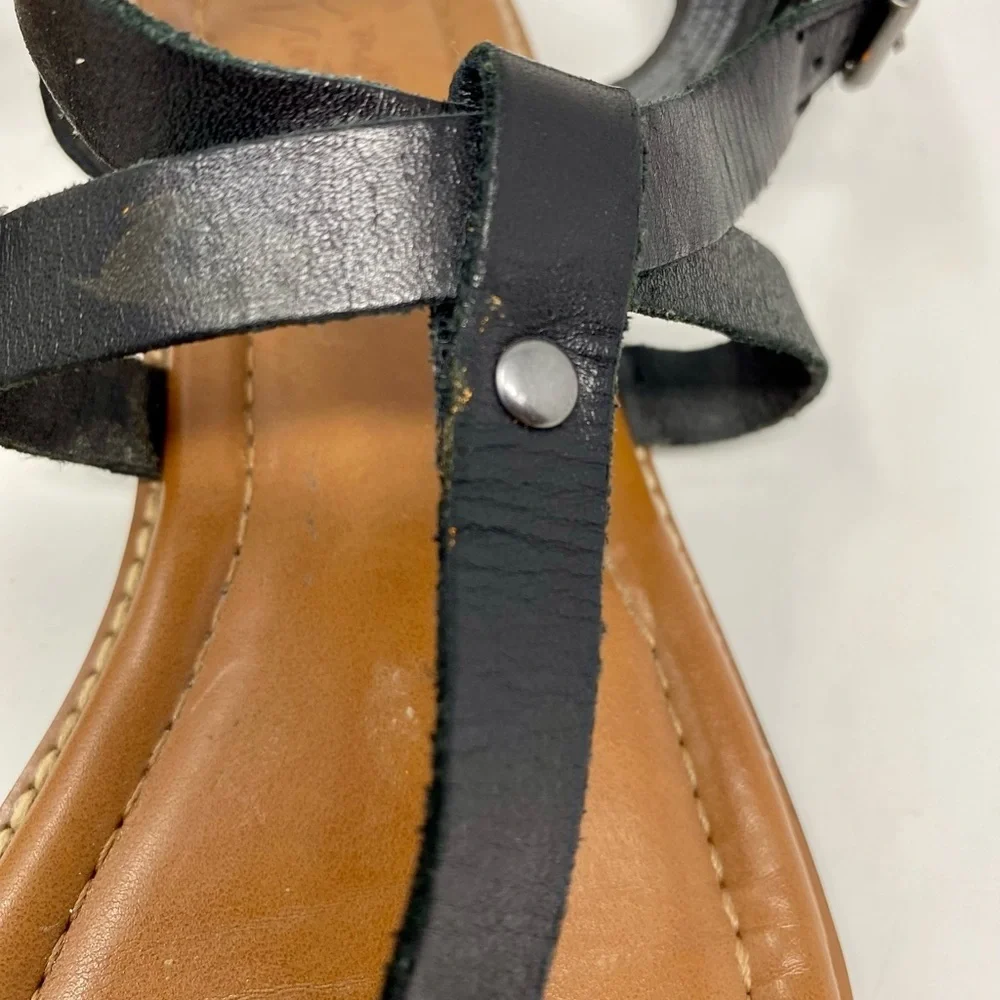 Women’s Crown Vintage Black and Tan Sandals Size 7